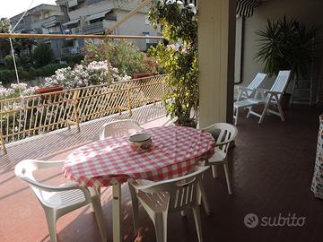 Trilocale con terrazza abitabile per vacanza