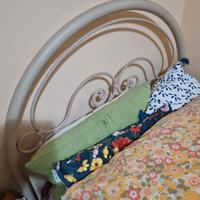 Letto in metallo con doghe e materasso