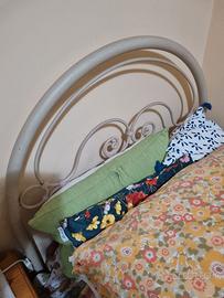 Letto in metallo con doghe e materasso