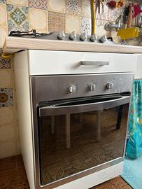Cucina con Fornelli a Gas e Forno