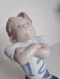 Statuetta calciatore baby porcellana Nao