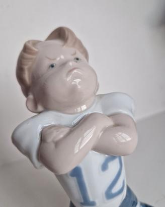 Statuetta calciatore baby porcellana Nao