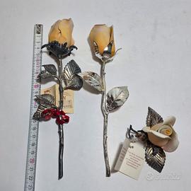 Lotto di tre rose in porcellana bisquit e metallo