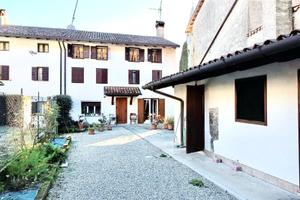 CASA IN LINEA DI TESTA CON BEL GIARDINO E GARAG...