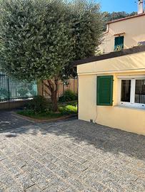 Laigueglia casa con giardino e posto auto
