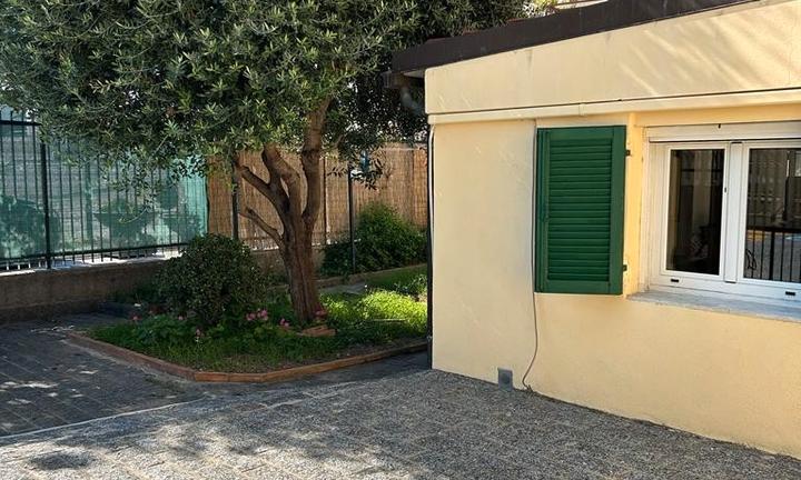Laigueglia casa con giardino e posto auto