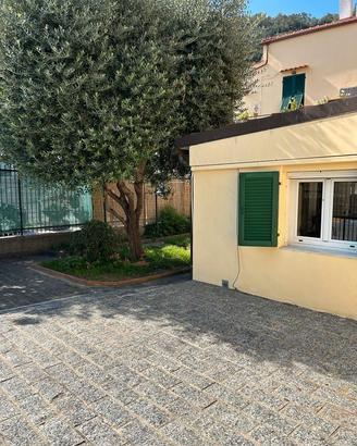 Laigueglia casa con giardino e posto auto