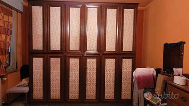 Spazioso armadio classico in legno a 6 ante