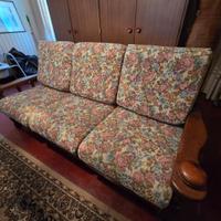 Divano fiori con braccioli in legno