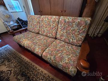 Divano fiori con braccioli in legno