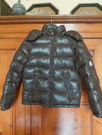 Piumino Moncler marrone.
