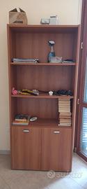 libreria con sportelli