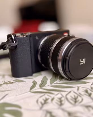 YI M1 Mirrorless 4K + Zoom 12-40mm + Borsa