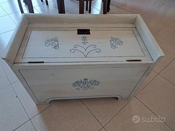 Cassapanca bianca in legno, intagliata a mano.