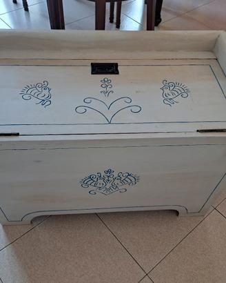 Cassapanca bianca in legno, intagliata a mano.
