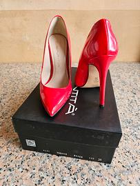 scarpe rosse di vernice