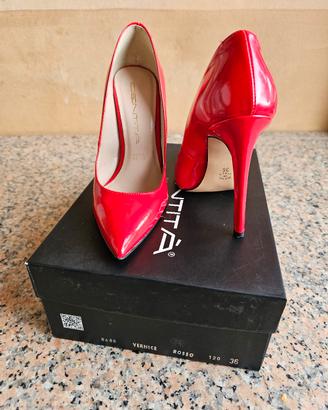 scarpe rosse di vernice