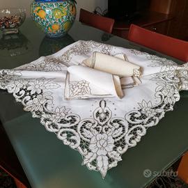 Tovaglia in lino lavorazione ad intaglio.