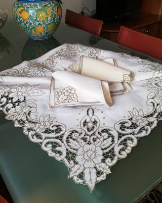 Tovaglia in lino lavorazione ad intaglio.