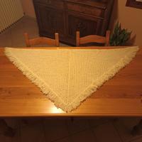 Scialle in lana fatto a mano