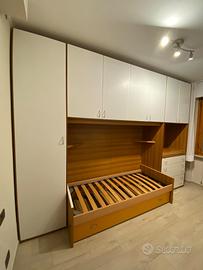 Armadio a ponte con doppia rete singola. 