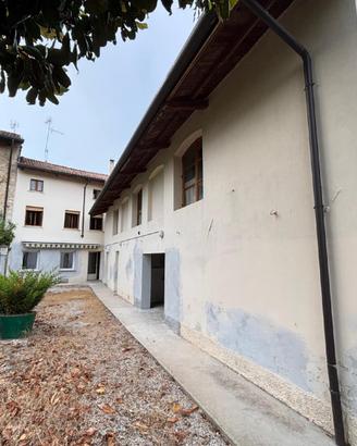 Il fascino del centro storico: casa con giardin...