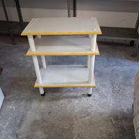 mobiletto con ruote, in legno come da foto.