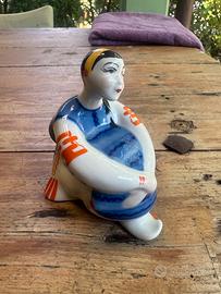 Statuina vintage in porcellana Made in USSR seduta