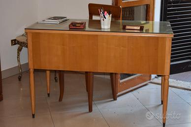 Scrivania in legno chiaro con piano in vetro