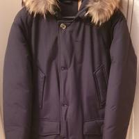 Giubbotto con cappuccio in eco pelliccia