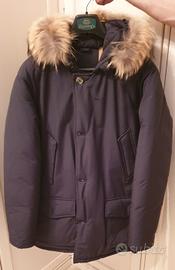 Giubbotto con cappuccio in eco pelliccia