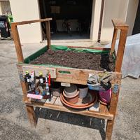 Orto rialzato con porta attrezzi