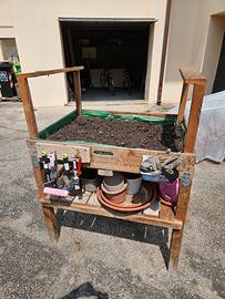 Orto rialzato con porta attrezzi