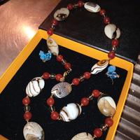 Parure composta da collana e orecchini. susta arge