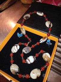 Parure composta da collana e orecchini. susta arge