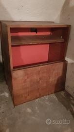 Mobile in legno marrone scuro