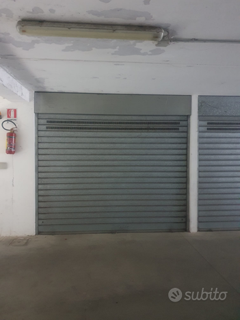 Garage ampio cancello elettrico e serranda