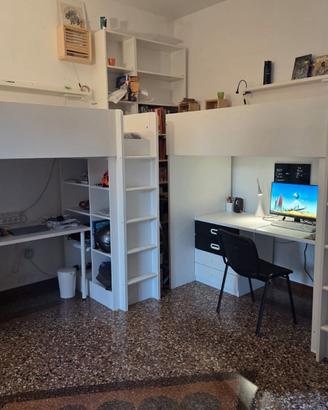 Letto a soppalco con scaffale e scrivania di Ikea