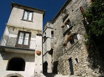 CASA SEMINDIPENDENTE A CASTELVETERE SUL CALORE