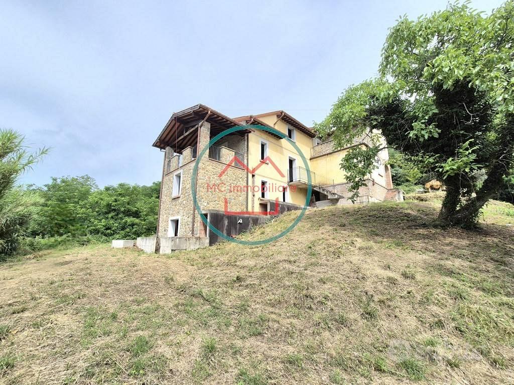 Rustico / Casale di 377 m² con più di 5 locali a M - Altro