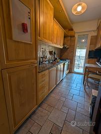 Cucina completa in legno e marmo