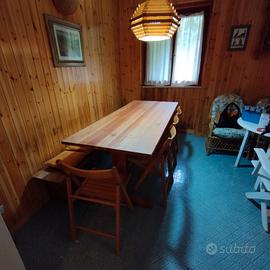Tavolo in legno con panche