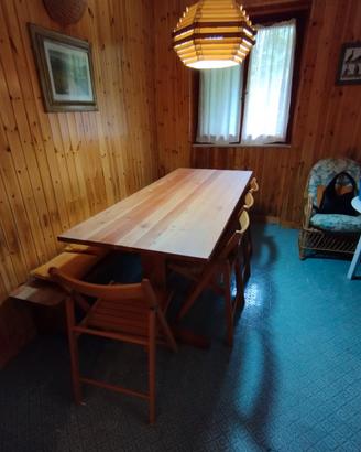 Tavolo in legno con panche