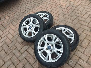 4 cerchi lega con gomme invernali 