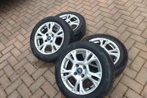 4 cerchi lega con gomme invernali 