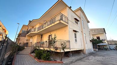 Soluzione bifamiliare con spazio esterno e cantina