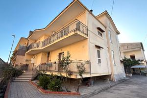 Soluzione bifamiliare con spazio esterno e cantina