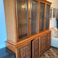 Mobile da sala con vetrina.