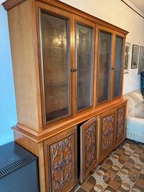 Mobile da sala con vetrina.