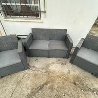 Divani per esterno con vasi da giardino